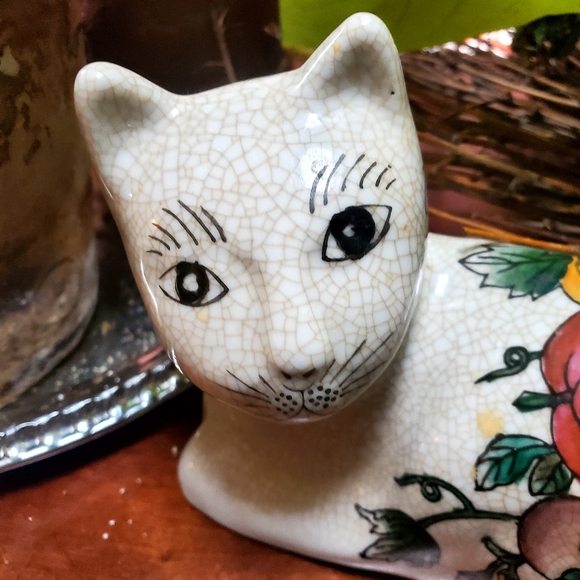Vintage Chinoiserie Macau Cat Porcelain Figurine Hand Painted Floral Cottagecore - Picture 2 of 7